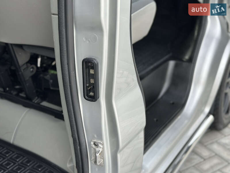 Мінівен Opel Vivaro 2013 в Чернівцях