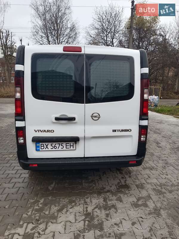 Вантажний фургон Opel Vivaro 2015 в Івано-Франківську