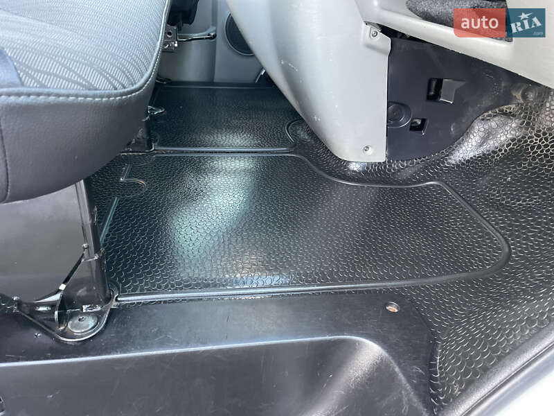 Минивэн Opel Vivaro 2006 в Староконстантинове