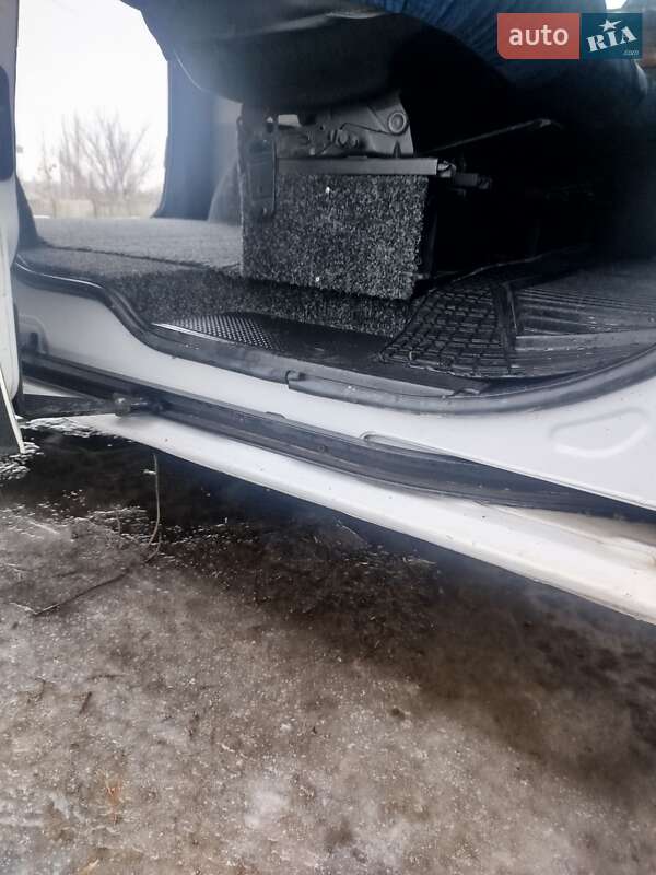 Грузопассажирский фургон Opel Vivaro 2006 в Изюме