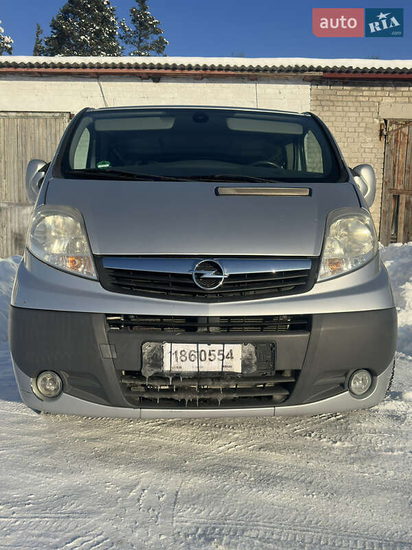 Грузопассажирский фургон Opel Vivaro 2011 в Олевске