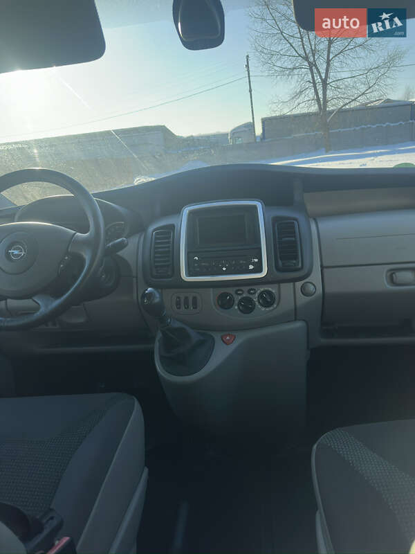 Грузопассажирский фургон Opel Vivaro 2011 в Олевске