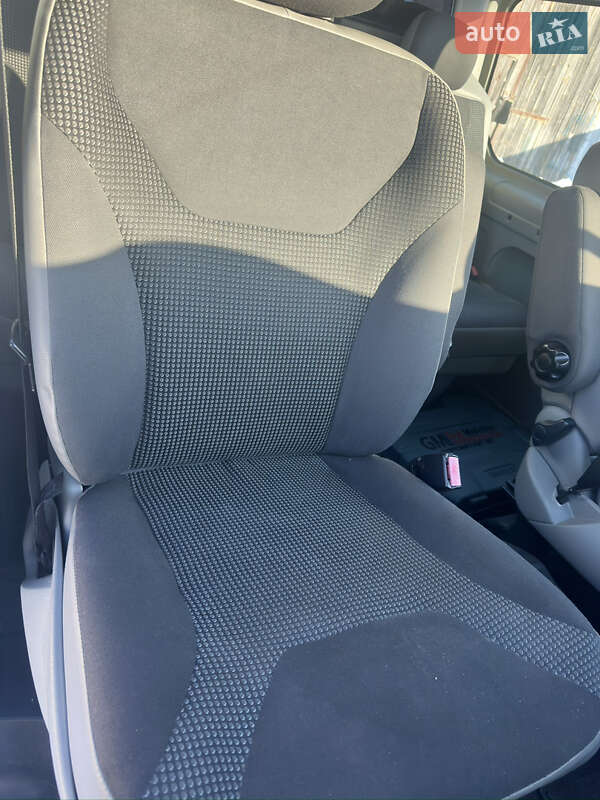 Грузопассажирский фургон Opel Vivaro 2011 в Олевске