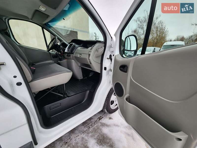 Грузопассажирский фургон Opel Vivaro 2011 в Дубно