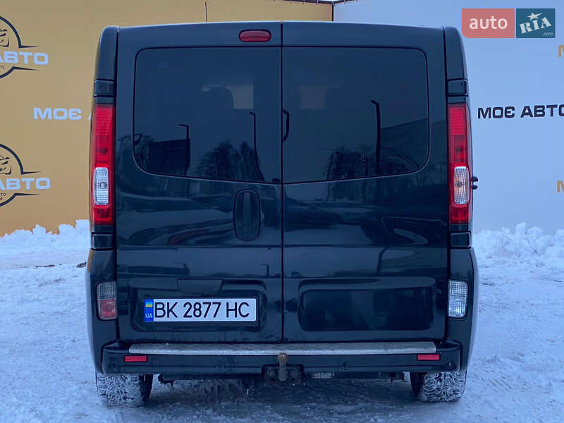 Грузопассажирский фургон Opel Vivaro 2011 в Ровно