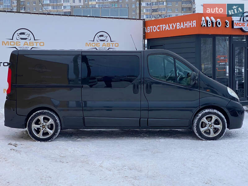 Грузопассажирский фургон Opel Vivaro 2011 в Ровно
