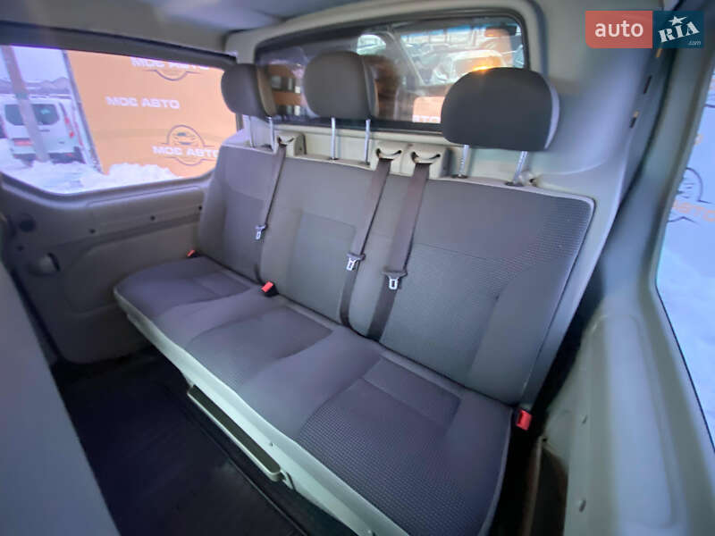 Грузопассажирский фургон Opel Vivaro 2011 в Ровно