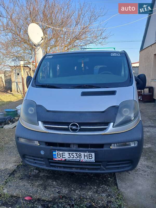 Грузопассажирский фургон Opel Vivaro 2003 в Николаеве
