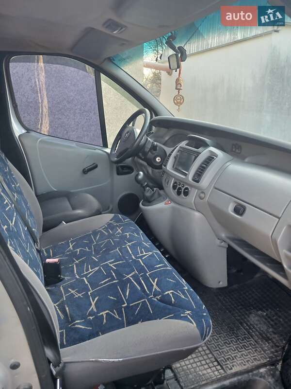 Грузопассажирский фургон Opel Vivaro 2003 в Николаеве