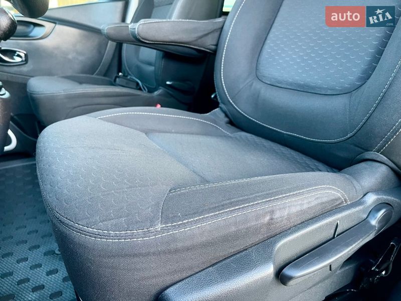 Грузопассажирский фургон Opel Vivaro 2015 в Млинове