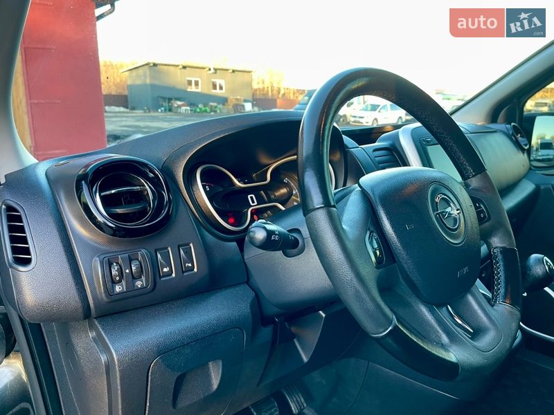 Грузопассажирский фургон Opel Vivaro 2015 в Млинове