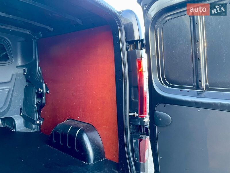 Грузопассажирский фургон Opel Vivaro 2015 в Млинове