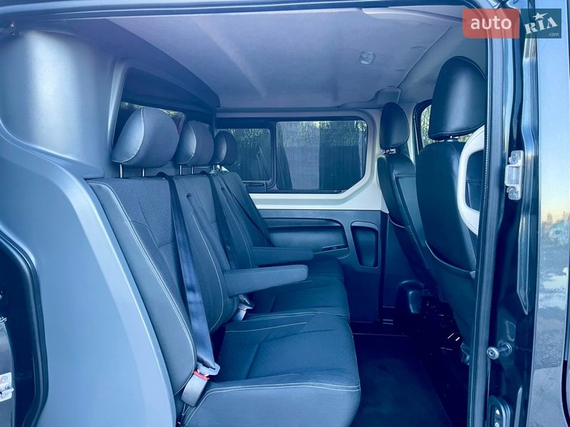 Грузопассажирский фургон Opel Vivaro 2015 в Млинове