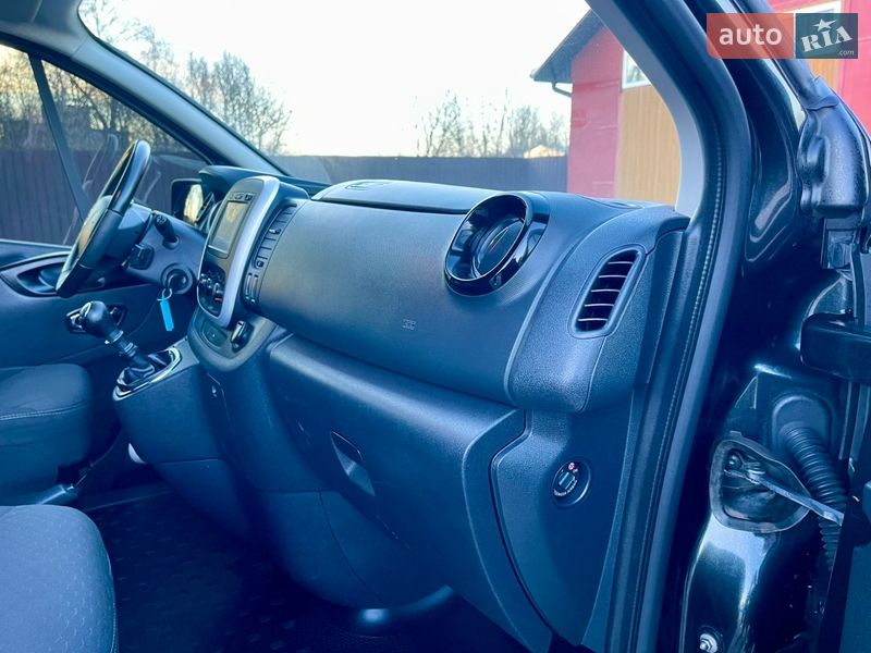 Грузопассажирский фургон Opel Vivaro 2015 в Млинове