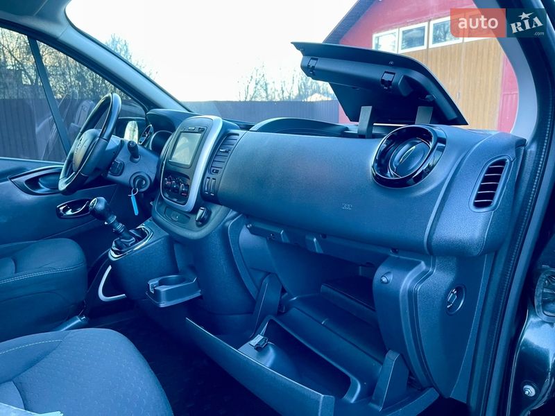 Грузопассажирский фургон Opel Vivaro 2015 в Млинове