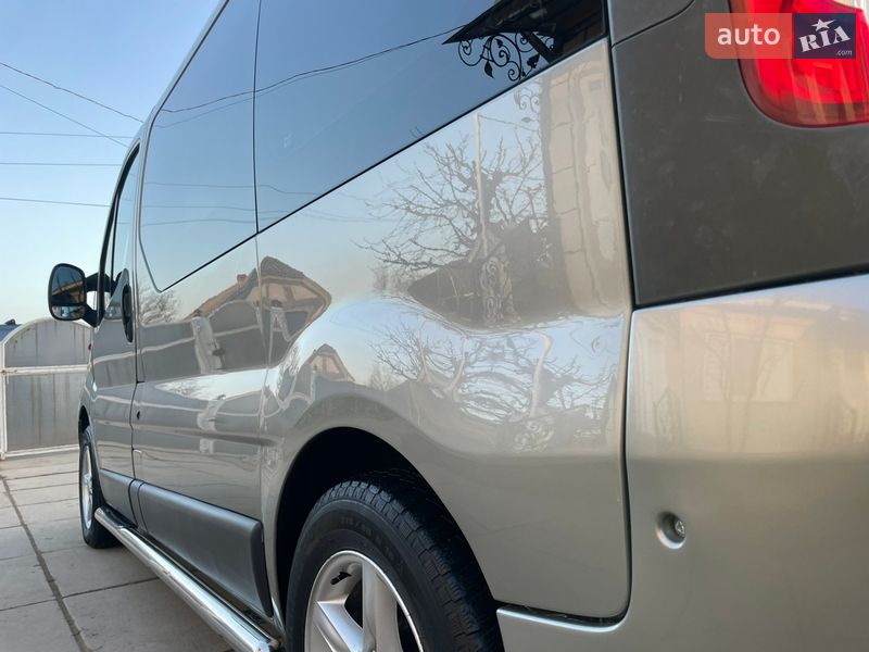 Минивэн Opel Vivaro 2010 в Хотине
