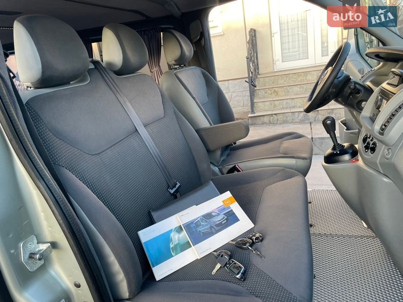 Минивэн Opel Vivaro 2010 в Хотине