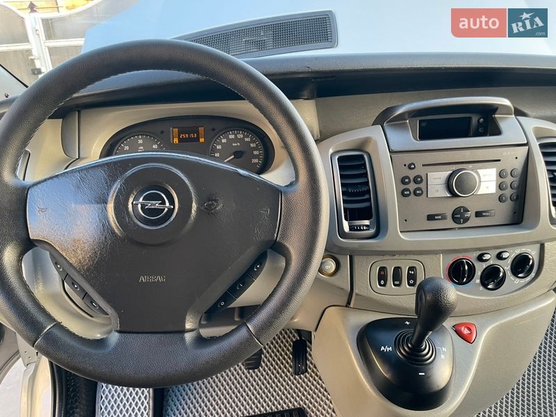 Минивэн Opel Vivaro 2010 в Хотине