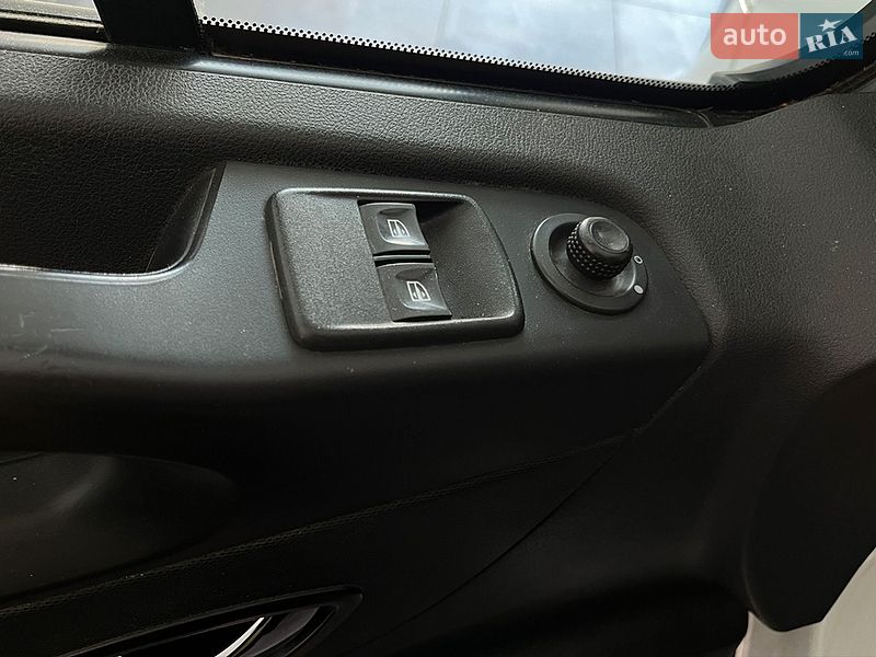 Грузопассажирский фургон Opel Vivaro 2015 в Львове