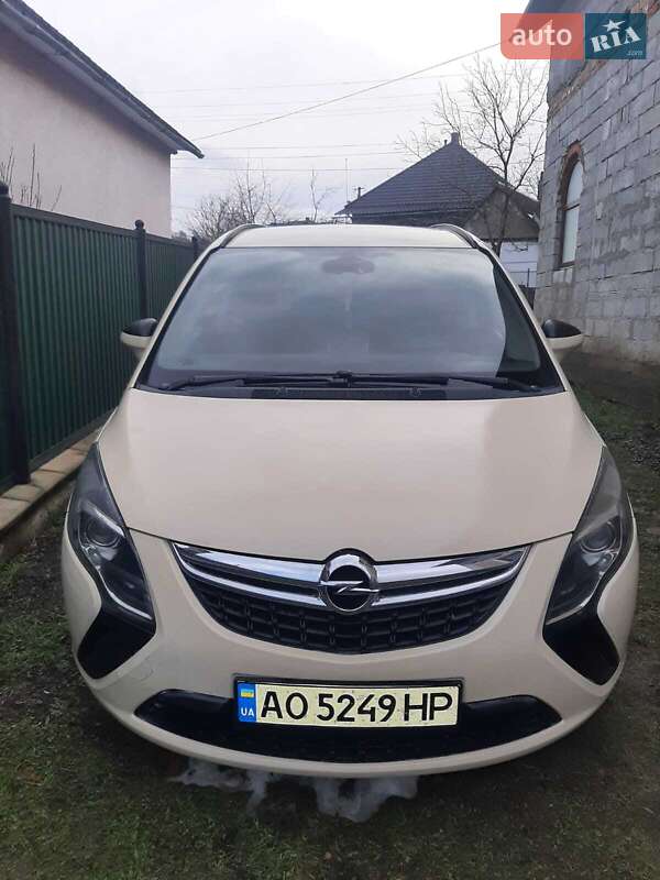 Opel Zafira Tourer 2012