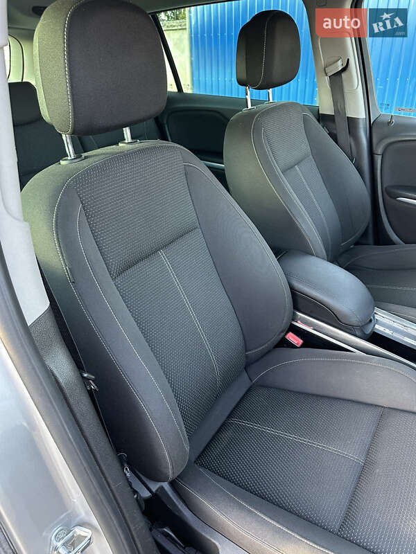 Минивэн Opel Zafira Tourer 2017 в Раздельной