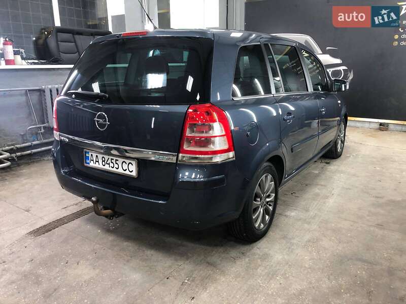 Минивэн Opel Zafira Tourer 2010 в Киеве