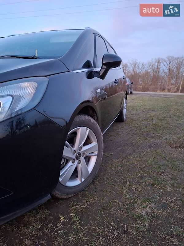 Мінівен Opel Zafira Tourer 2015 в Ізяславі