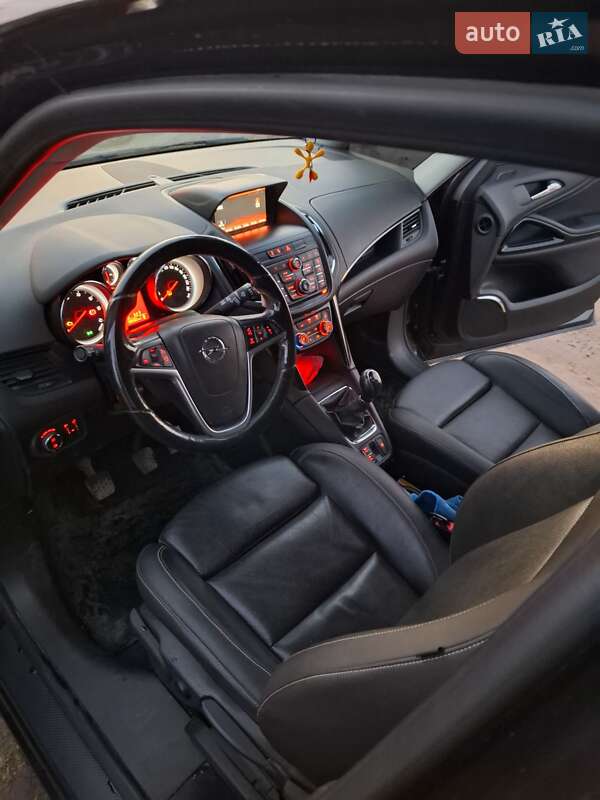 Мінівен Opel Zafira Tourer 2015 в Ізяславі