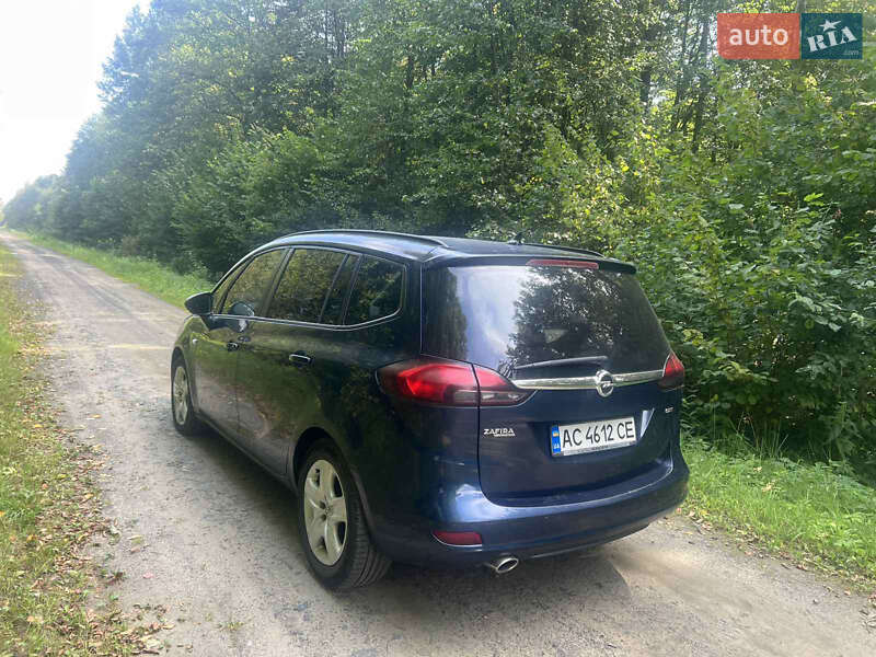 Минивэн Opel Zafira Tourer 2012 в Цумани
