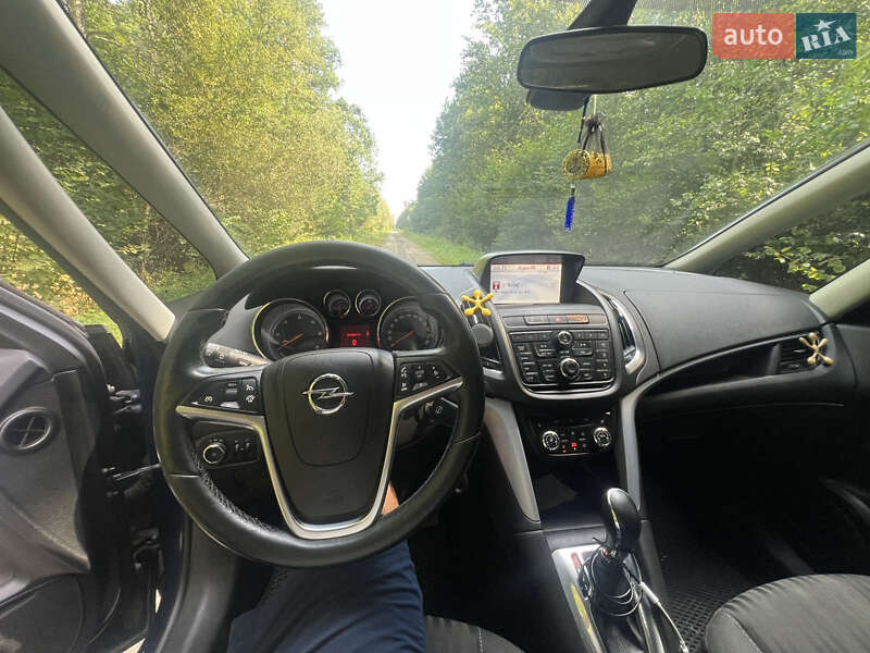 Минивэн Opel Zafira Tourer 2012 в Цумани