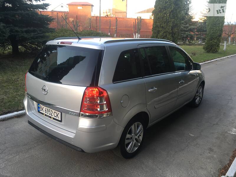 Минивэн Opel Zafira 2009 в Ровно