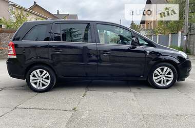 Минивэн Opel Zafira 2010 в 