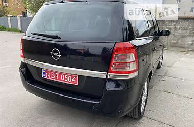Минивэн Opel Zafira 2010 в 