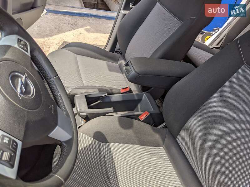 Мінівен Opel Zafira 2012 в Конотопі