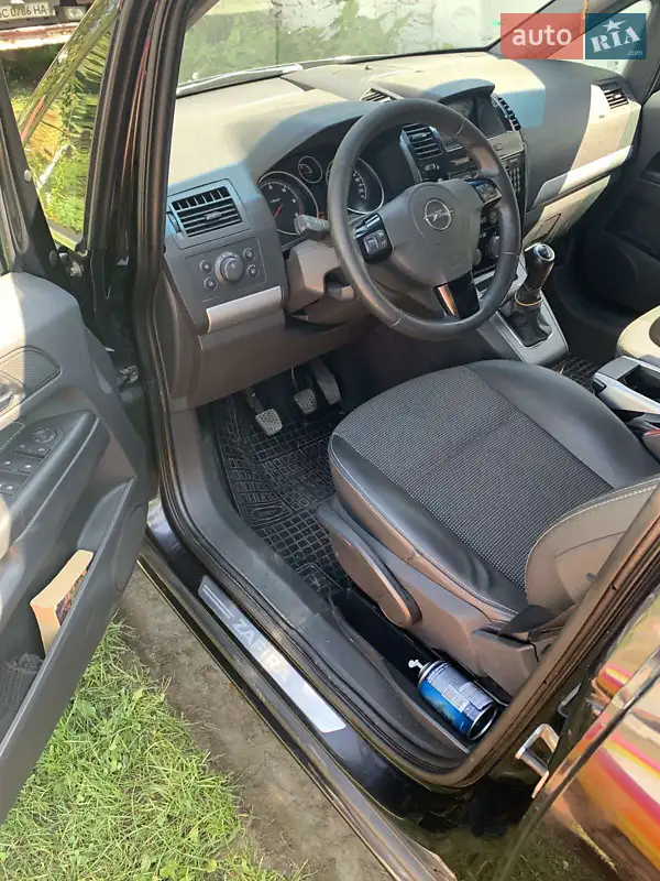Минивэн Opel Zafira 2011 в 