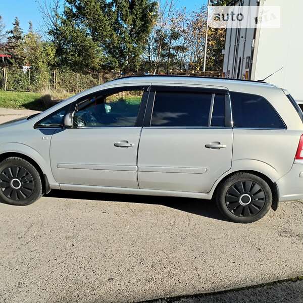 Мінівен Opel Zafira 2010 в Долині
