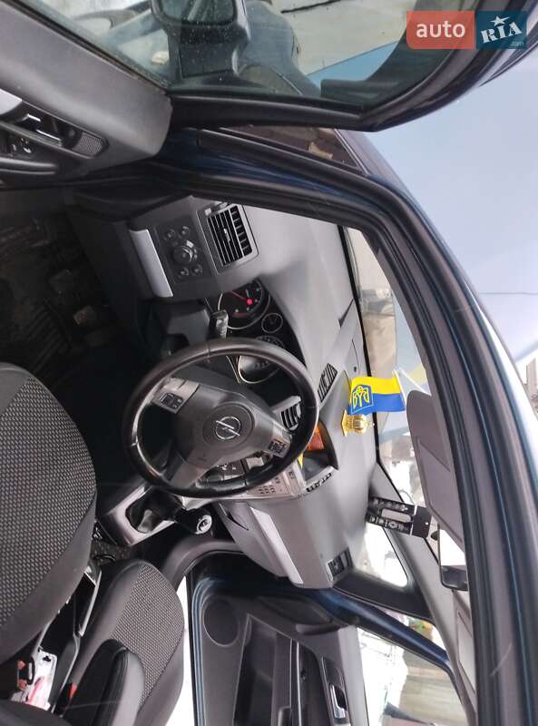 Минивэн Opel Zafira 2007 в Староконстантинове