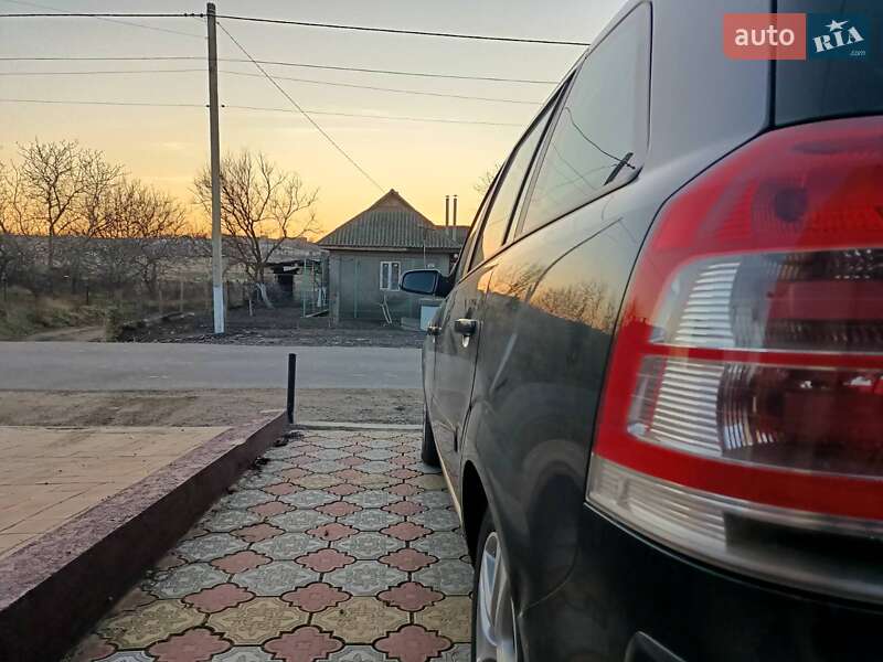 Минивэн Opel Zafira 2009 в Южном