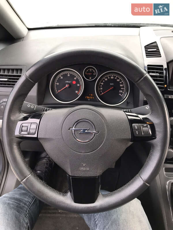 Минивэн Opel Zafira 2011 в Ровно