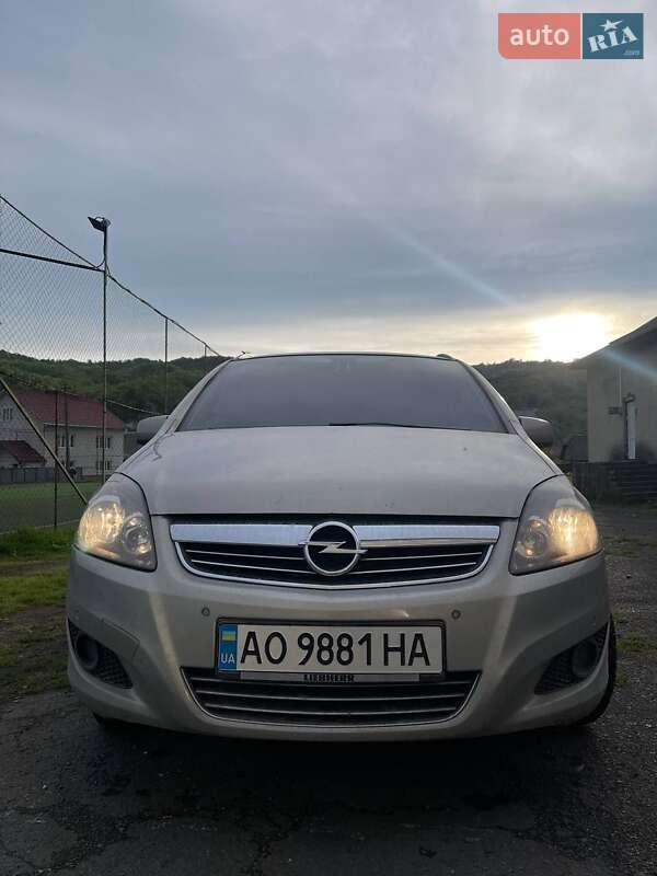 Мінівен Opel Zafira 2010 в Ужгороді