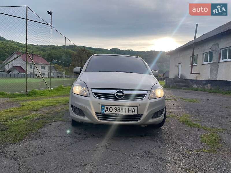 Мінівен Opel Zafira 2010 в Ужгороді