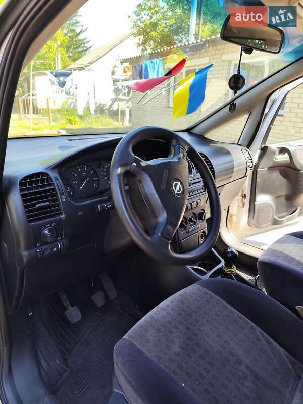 Минивэн Opel Zafira 2002 в Горохове