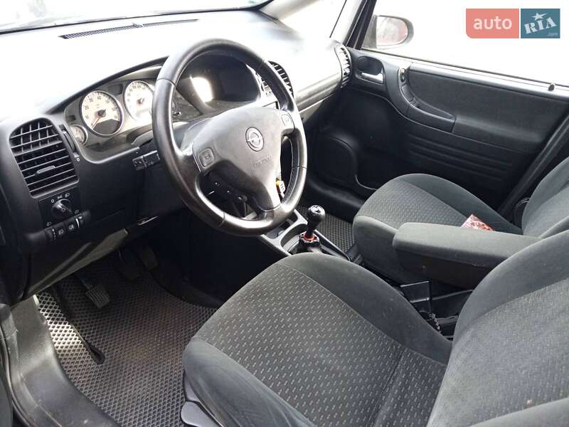 Минивэн Opel Zafira 2004 в Киеве