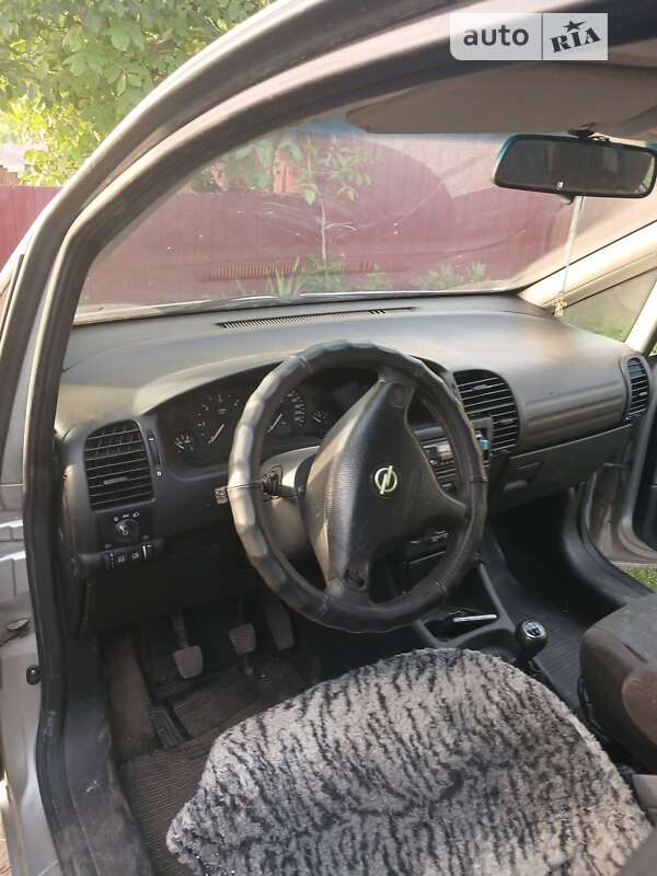 Минивэн Opel Zafira 2000 в Саврани