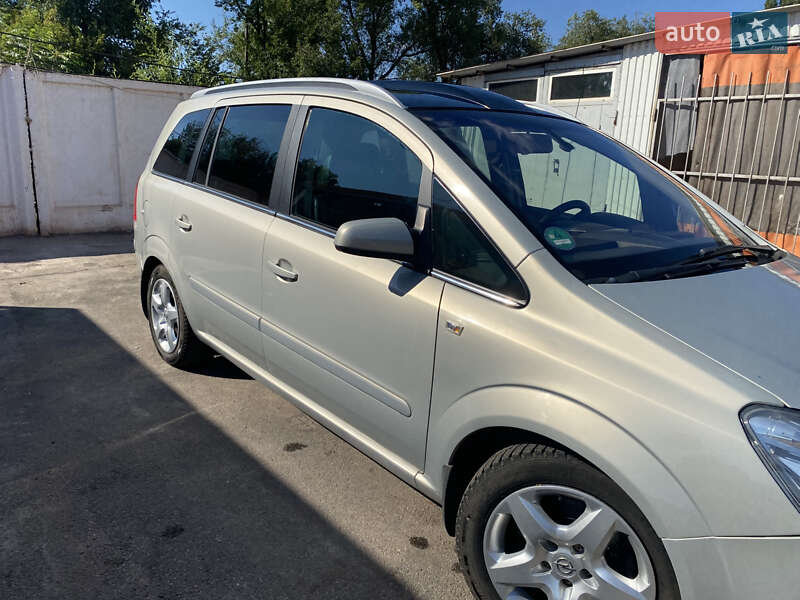 Минивэн Opel Zafira 2005 в Кривом Роге