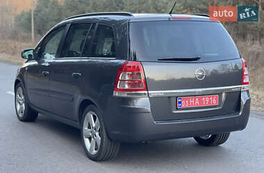 Минивэн Opel Zafira 2010 в Цумани