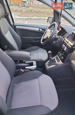 Минивэн Opel Zafira 2010 в 