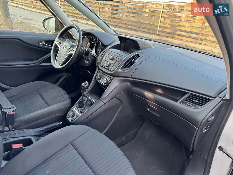 Минивэн Opel Zafira 2012 в Киеве