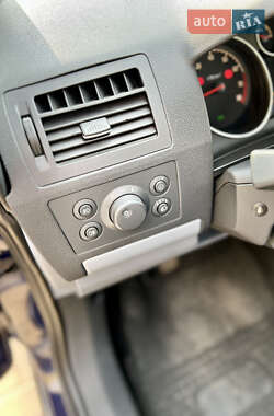 Минивэн Opel Zafira 2006 в 