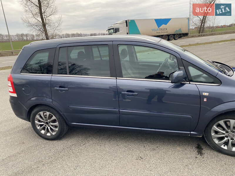 Минивэн Opel Zafira 2010 в Ромнах фото 10 Минивэн Opel Zafira 2010 в Ромнах
